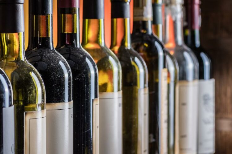 Investir dans les bouteilles de vin : Risques et pièges à éviter