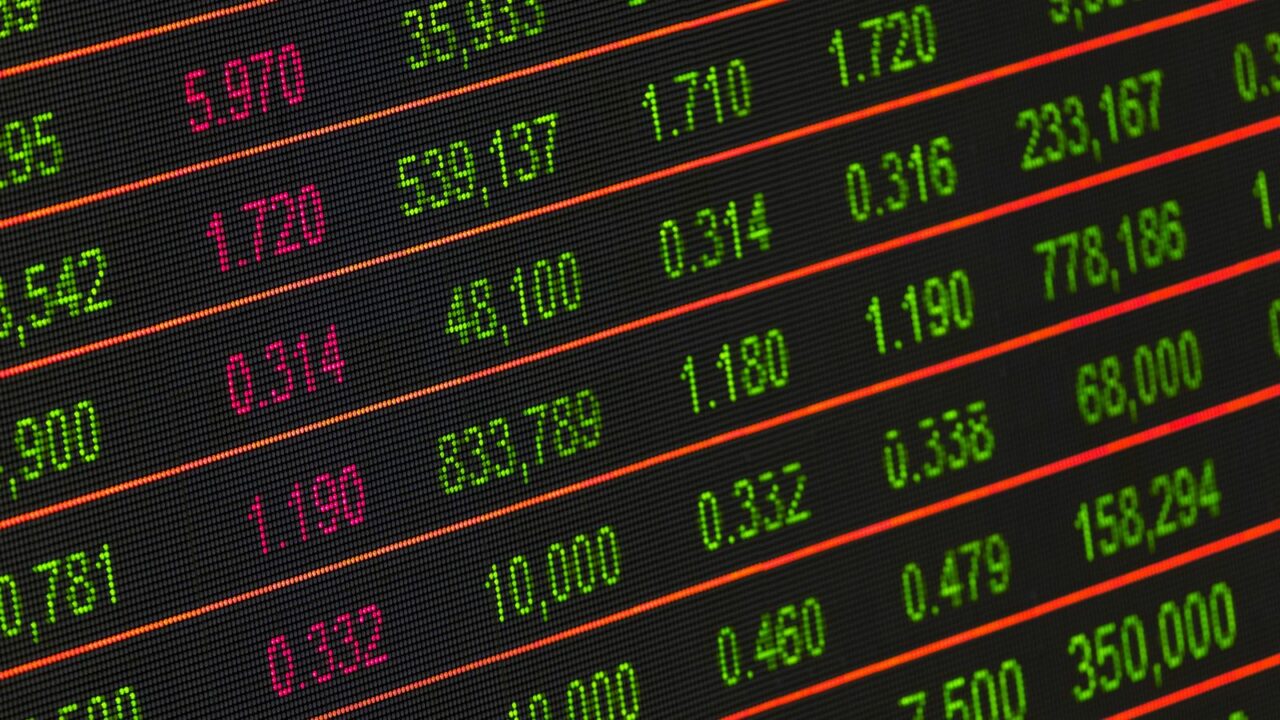 Tableau d'affichage des cours de bourse avec indices en vert et rouge