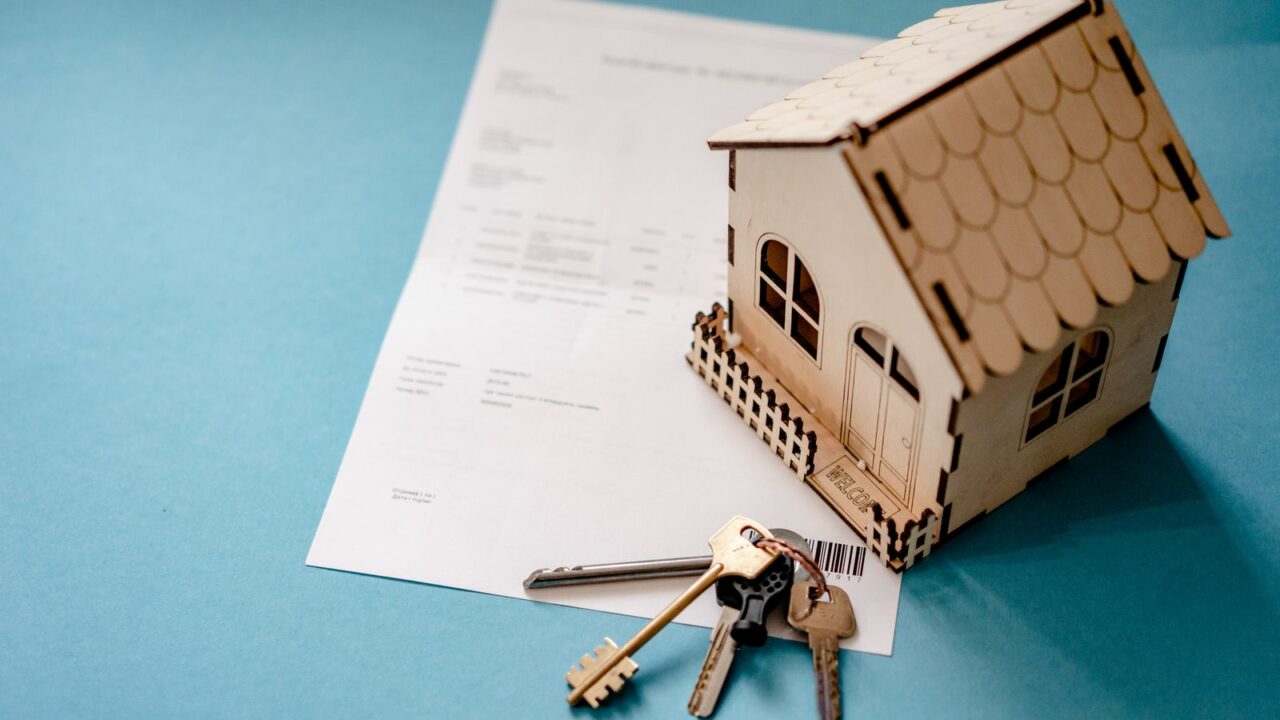 Garantie loyers impayés : maquette de maison, clés et contrat de location