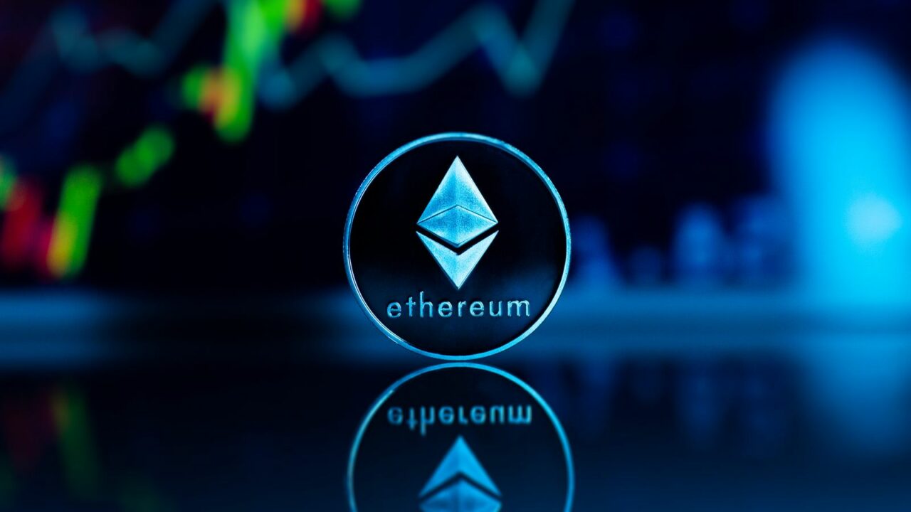 Pièce Ethereum (ETH) devant un graphique boursier illustrant l'investissement en cryptomonnaie en 2026