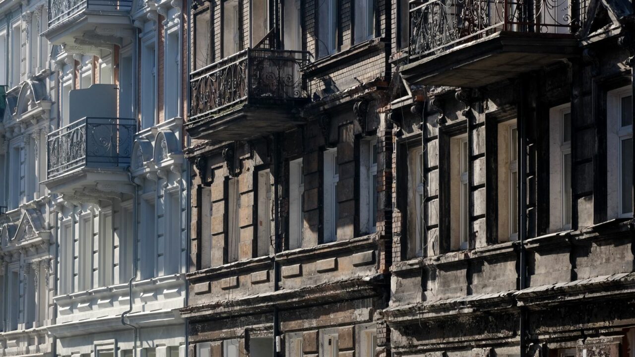 Comparaison entre une façade d'immeuble rénovée et une façade ancienne dégradée illustrant l'enjeu MaPrimeRénov pour bailleur