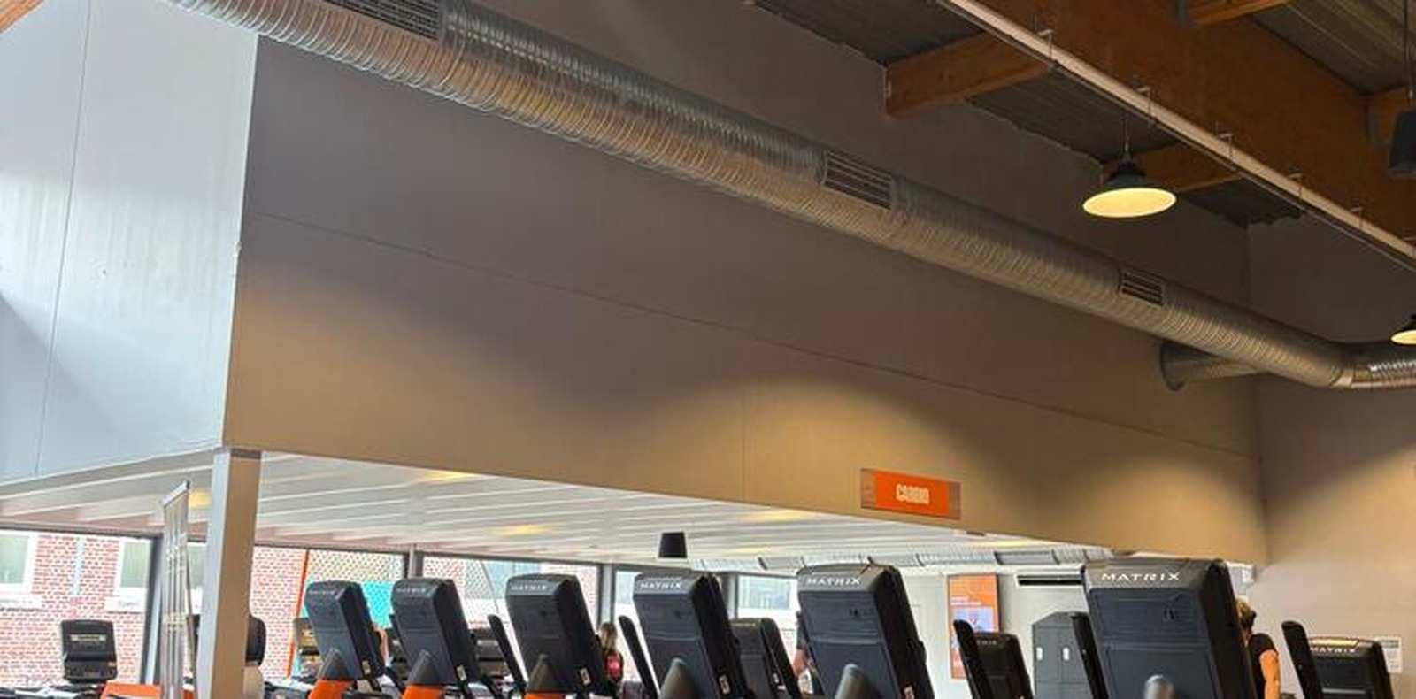 Intérieur du club Basic-Fit L'Haltère