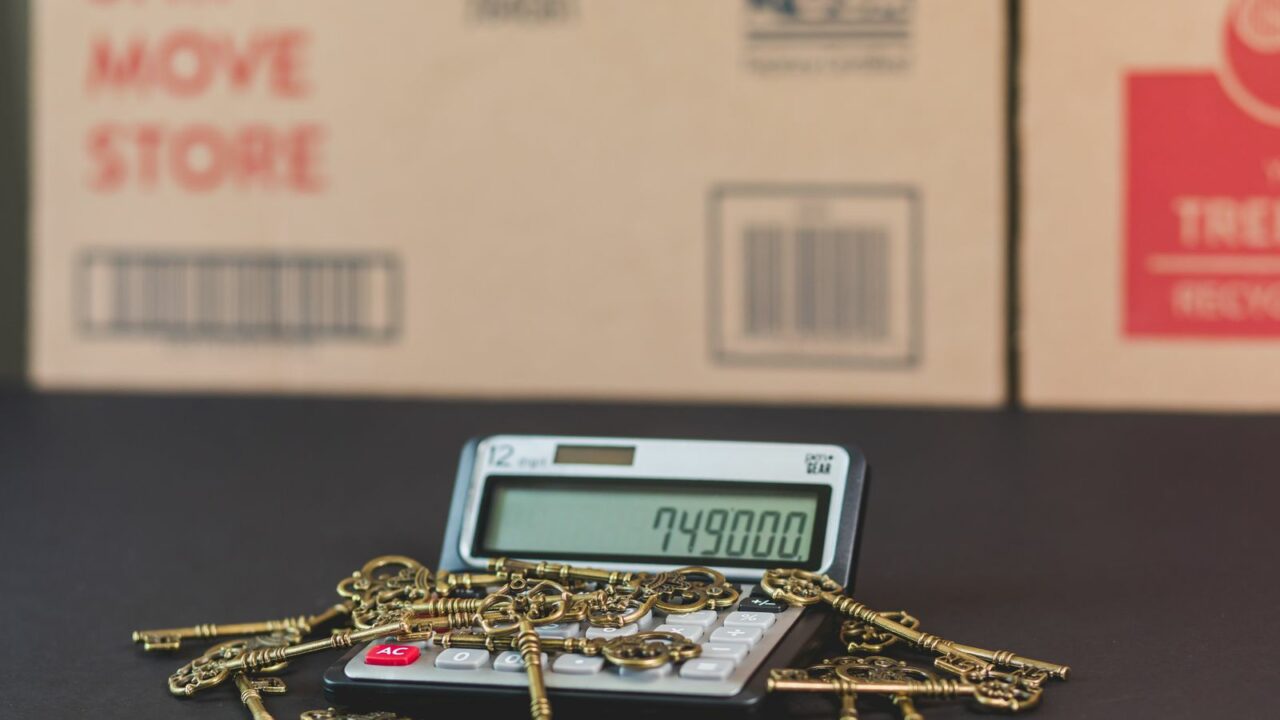 Calculatrice et clés symbolisant le calcul du cash-flow d'un investissement immobilier