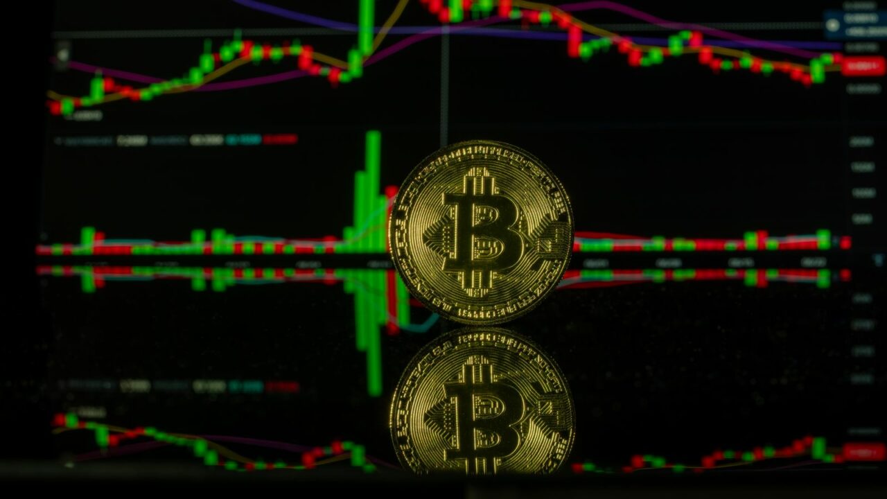 ETF Bitcoin : pièce Bitcoin devant un graphique boursier illustrant l'investissement en ETP crypto depuis la France