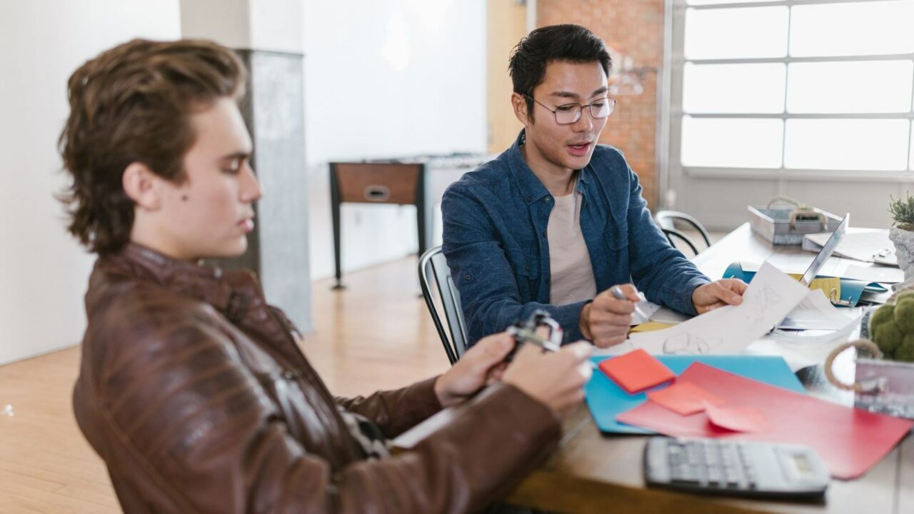 Deux entrepreneurs discutent d'un projet innovant dans un bureau moderne, illustration FIP FCPI 2026