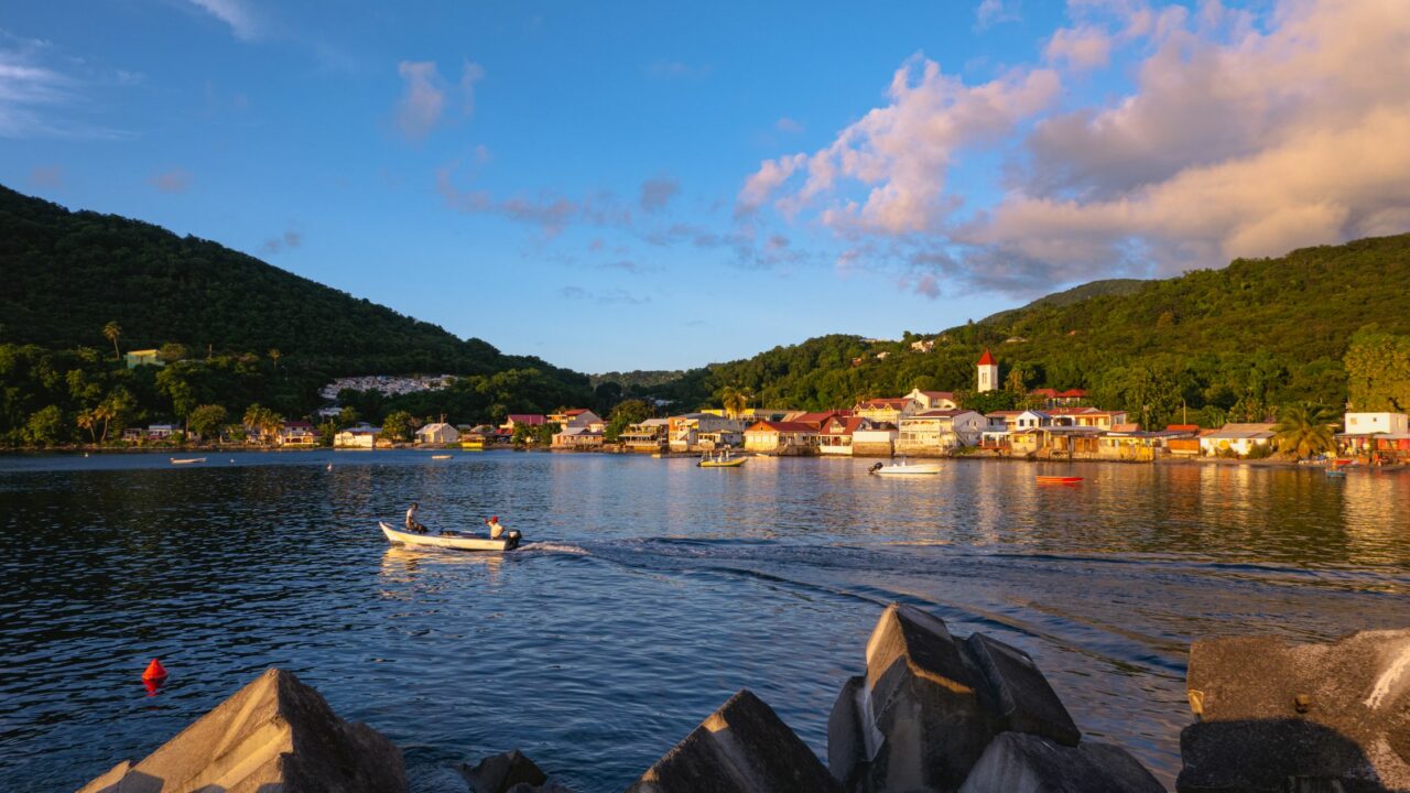 Vue sur une baie tropicale en Guadeloupe illustrant l'investissement en Outre-Mer via la loi Girardin industriel