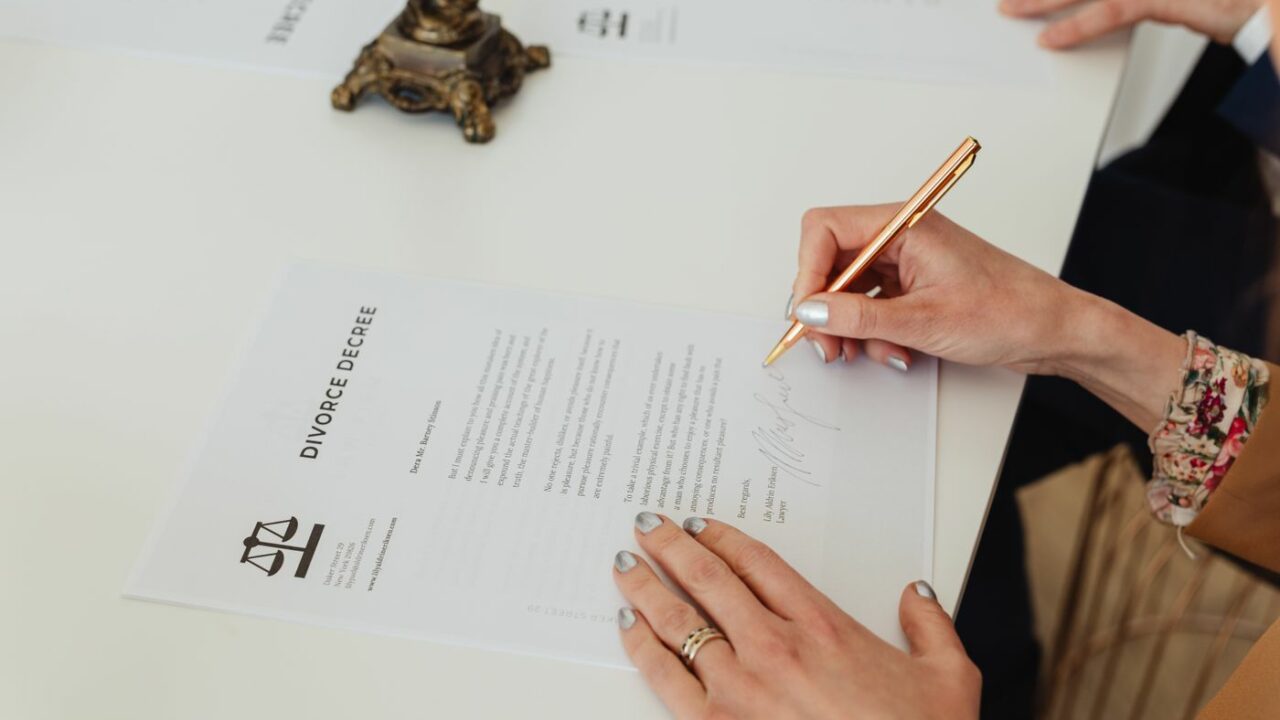 SCI familiale : famille signant un acte immobilier chez le notaire