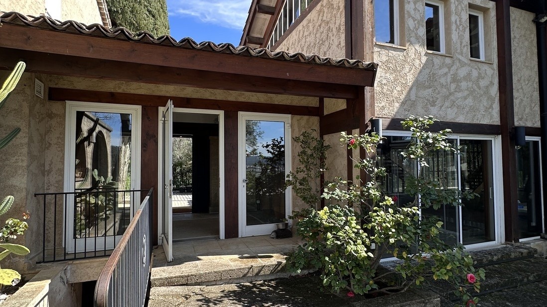 Espace wellness et piscine interieure de la villa Le Sunrise