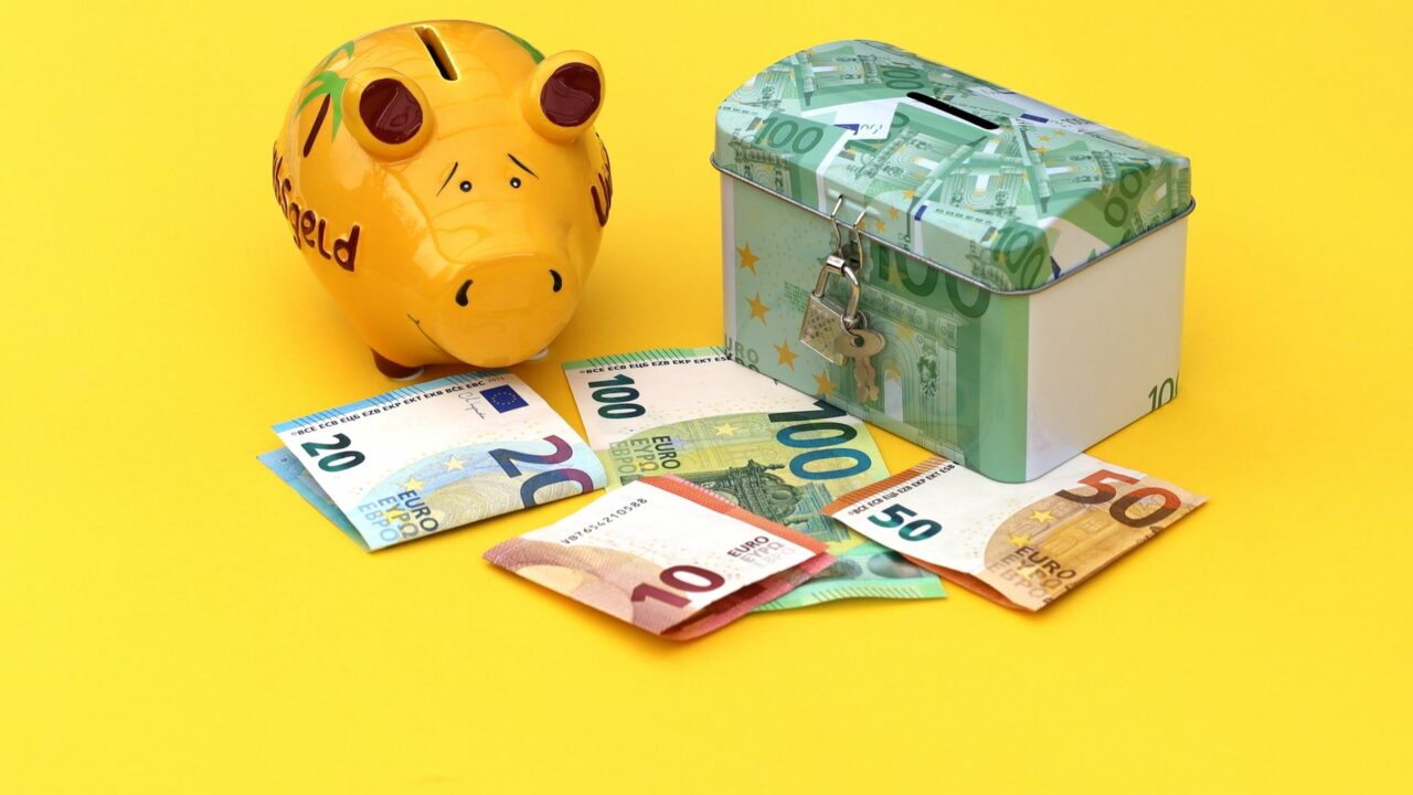Illustration épargne salariale avec pièces et billets en euros