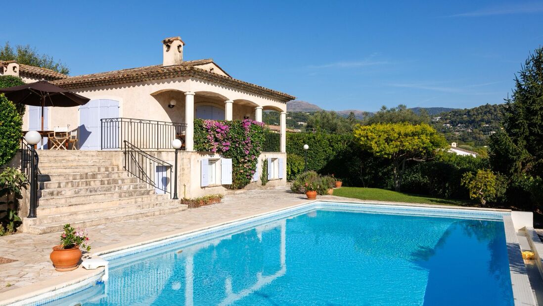 Intérieur de la villa L'Ambre restructurée pour le marché ultra haut de gamme
