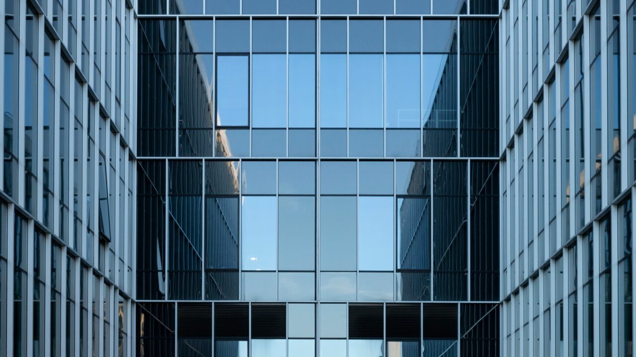 Immeuble de bureaux moderne : composition d'un OPCI immobilier