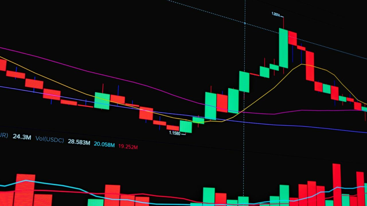 Écran de cotation boursière représentant le CAC 40 et ses ETF