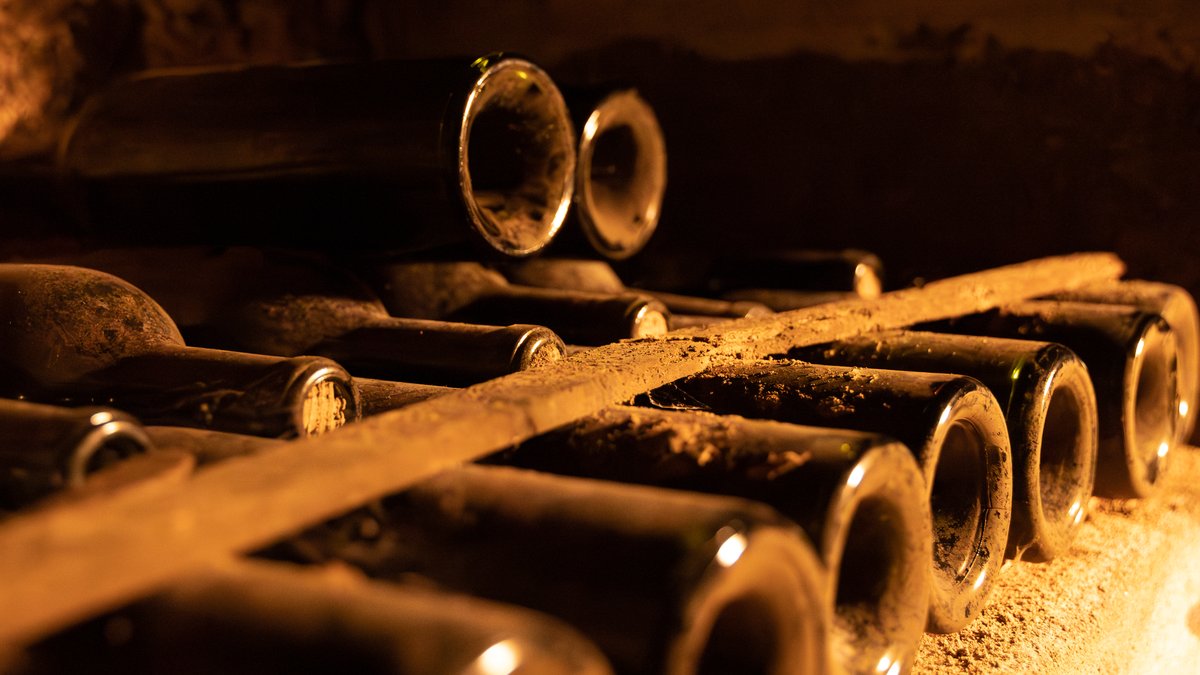 Bouteilles de grands crus de Bordeaux vieillissant dans une cave d'investissement